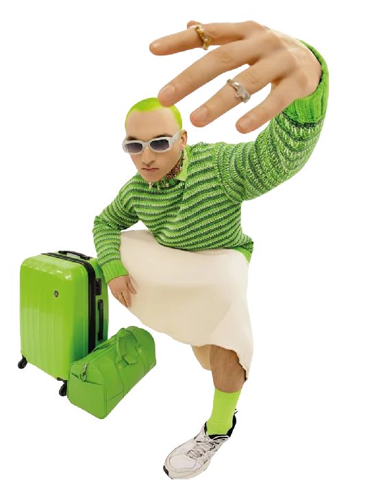 Viajero con maletas verdes